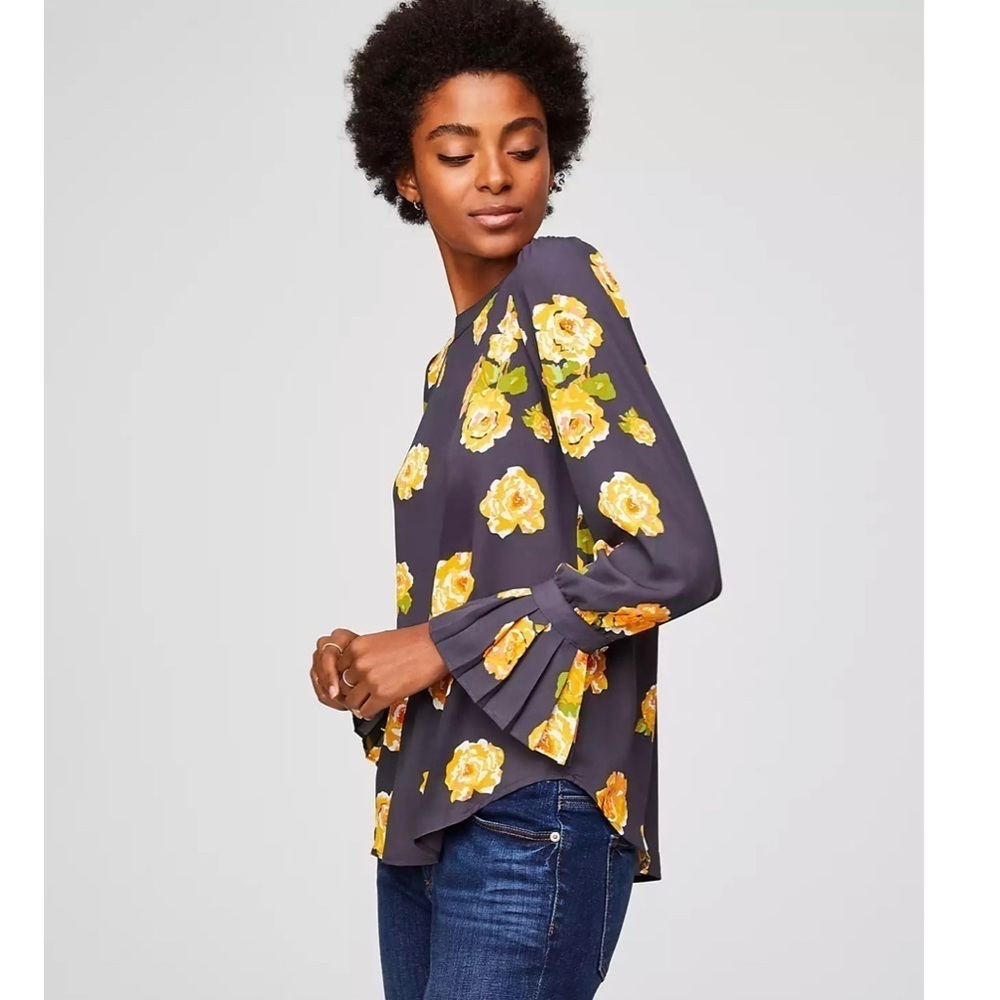 🏷️ 2/$20 Loft Peony Pleated Cuff Flare Sleeve Blouse